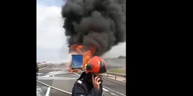 Incendiu pe autostrada Sebeș-Sibiu. Remorcă încărcată cu ulei, în flăcări
