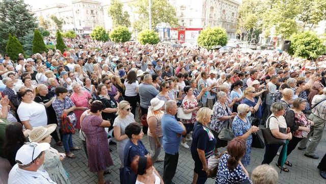 Susținătorii Marinei Tauber protestează în fața Curții de Apel Chișinău, acolo unde are loc examinarea recursului deputatei