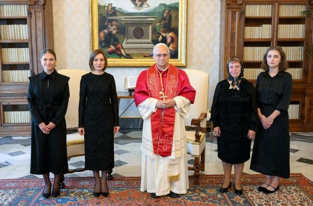 Cheltuielile familiei președintei Maia Sandu pentru vizita la Vatican au fost acoperite din bugetul propriu, anunță Președinția