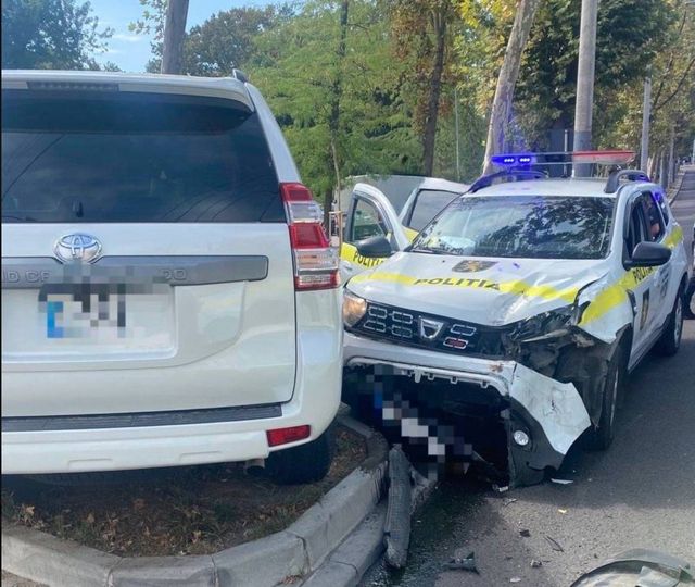 Masina de politie, implicata intr-un accident rutier. Doua persoane au avut nevoie de ingrijiri medicale