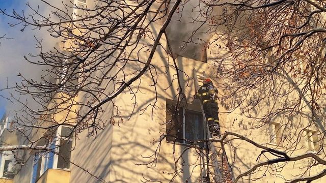 O femeie si-a aruncat copilul de 5 luni de la etaj, in urma unui incendiu care a cuprins apartamentul