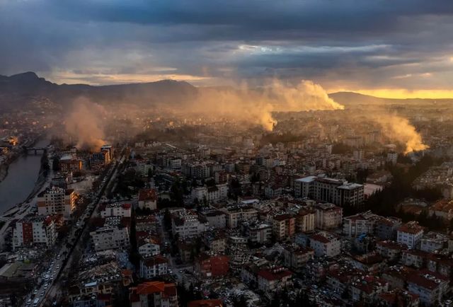 Cutremur puternic în Turcia: Oamenii au sărit speriați de la balcon