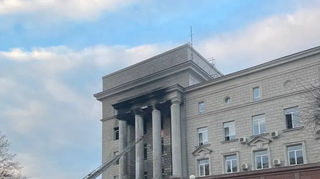 Пожар в здании правительства Красноярского края потушили за четыре часа