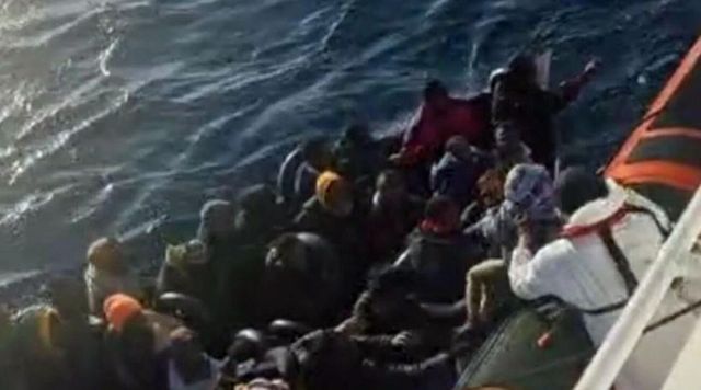 Raffica sbarchi a Lampedusa, 1.175 migranti in 24 ore