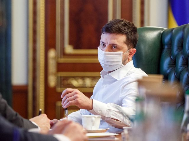 Зеленский снял санкции с наблюдателей за выборами в Донбассе