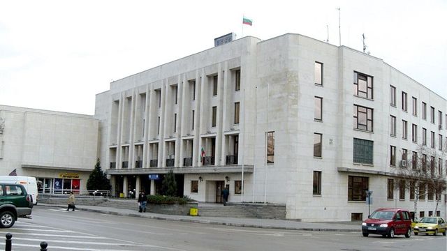 Полицията и прокуратурата в Горна Оряховица разследват сигнал за незаконна ферма за криптовалута в подземие в сградата на Общината