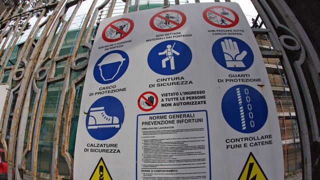 Precipita durante i lavori di ristrutturazione a un palazzo, muore un operaio a Ostia