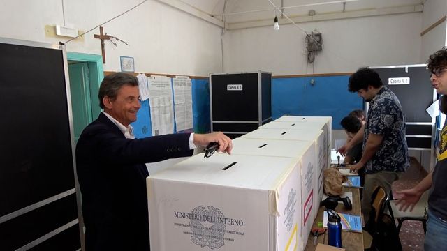 Inconveniente per Calenda, al seggio con la scheda elettorale esaurita