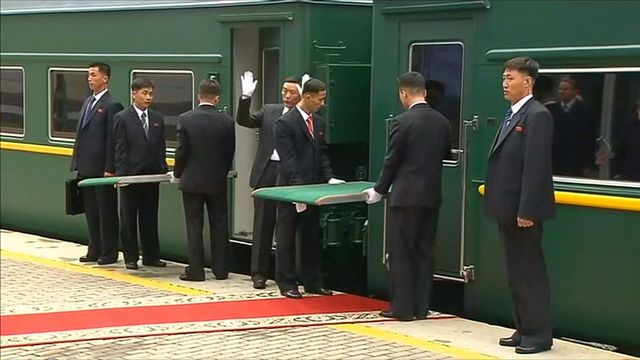 Trapas v Rusku: Kimův vlak nezvládl zastavit u červeného koberce, musel couvat