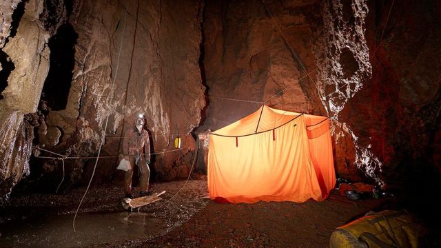 Már 700 méteres mélységig felhozták a törökországi barlangban rekedt amerikai kutatót