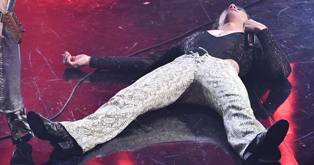 Damiano dei Maneskin col body di paillettes a Sanremo 2021, è il nuovo trend della moda genderless