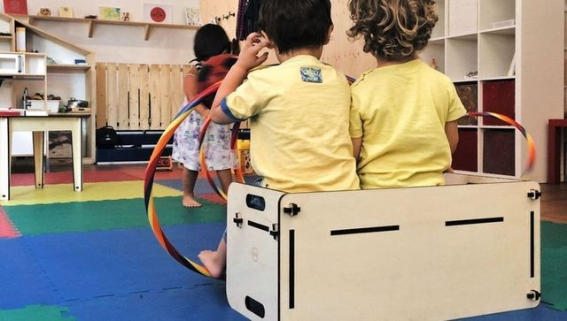 Botte e insulti agli alunni dai 2 ai 5 anni: interdetta maestra di Foggia