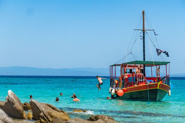 Taxa în euro pe care o vor plăti turiștii români imediat ce pun piciorul în Santorini și Mykonos