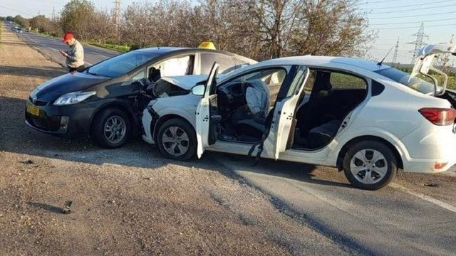 Impact puternic în apropiere de Bălți: O șoferiță a lovit laterat o mașină de taxi