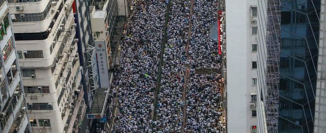 Hong Kong, un milione di persone in strada per protestare contro legge sulle estradizioni verso la Cina