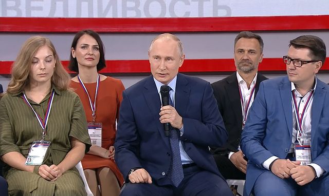 Путин рассказал, как носил соседку на пятый этаж из-за поломки лифта