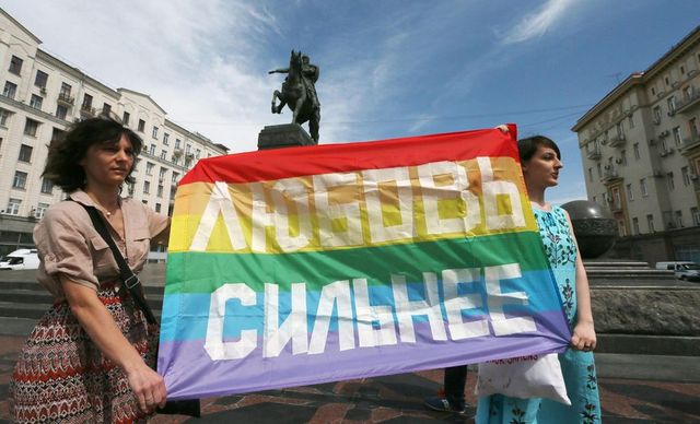 Russia approva legge che vieta interventi cambio sesso