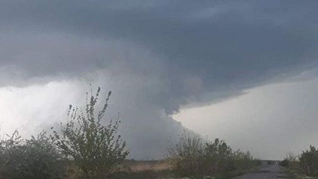 Meteorolgii anunță o noua tornadă în apropiere de Moldova