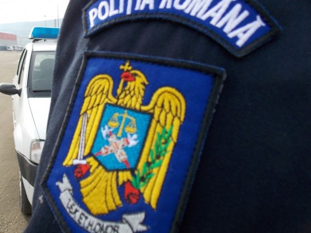 Polițist din Timiș lovit cu piciorul de un bărbat încătușat
