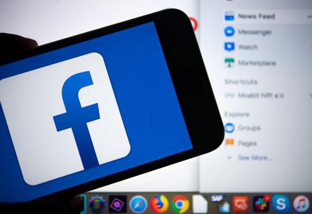 Austrálie schválila zákon, jenž nutí Facebook platit médiím