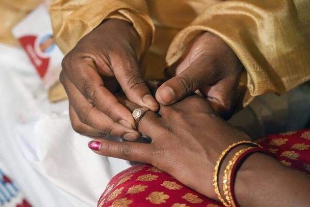 Un preot de 63 de ani a stârnit indignare în Ghana căsătorindu-se cu o copilă de 12 ani