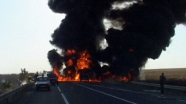 Un autotren s-a răsturnat și a luat foc pe Autostrada Soarelui