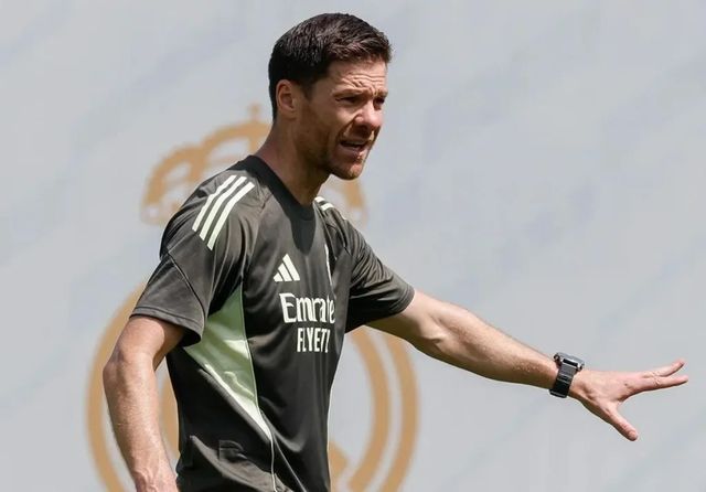 Xabi Alonso se pone el traje de faena para comenzar a preparar el Mundial de Clubes