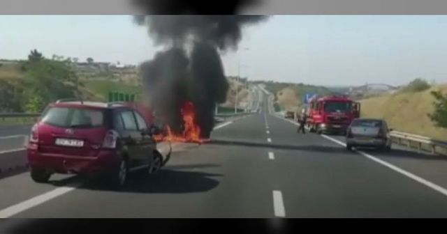 O mașină a luat foc în mers, pe un drum județean. Ce au constatat pompierii