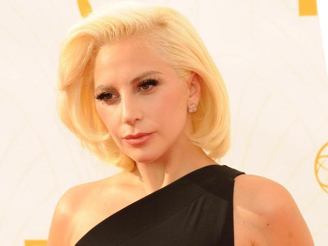 Coronavirus, Lady Gaga piange per l’Italia e i parenti: il videomessaggio a Tiziano Ferro