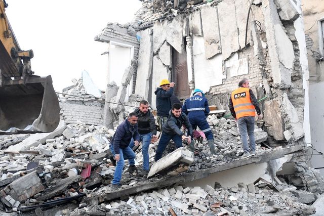 Egyre nő az albániai földrengés halottainak száma
