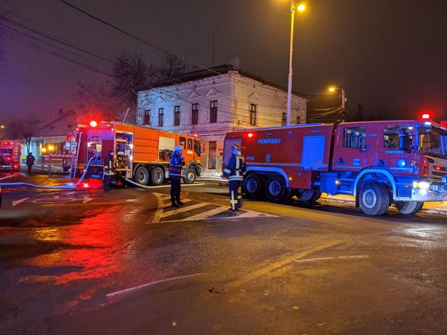 Un mort și mai multe persoane intoxicate cu fum după un incendiu într-un apartament din Bistrița