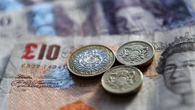 Великобритания повишава медицинския данък за чужденци