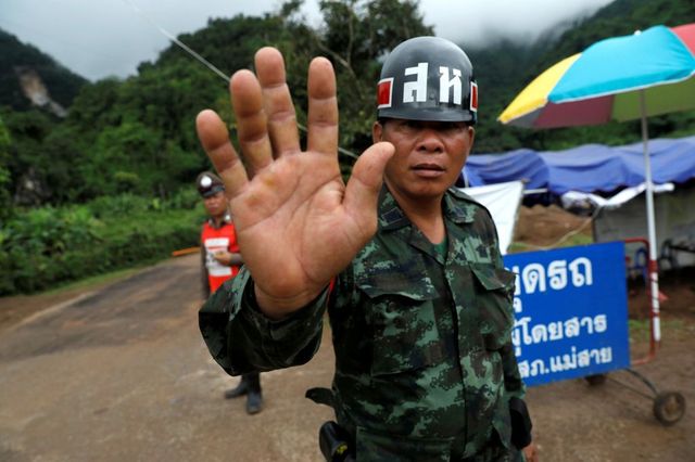 Voják u nákupního centra v Thajsku zastřelil nejméně 17 lidí, je stále na útěku