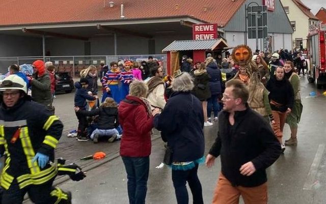 O mașină a intrat în mulțime, la un carnaval în Germania sunt răniți