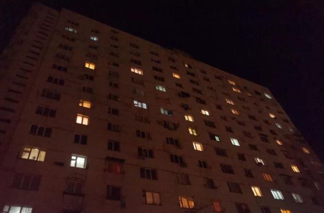 O femeie s-a prăbușit în gol de la etajul cinci al unui bloc de locuit