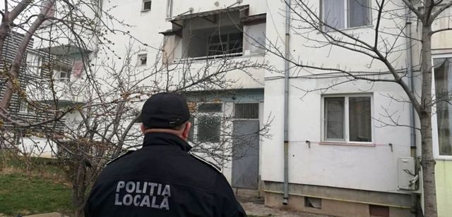 Târgoviște: Bărbat amendat după ce a aruncat 200 de litri de zeamă de varză din balcon