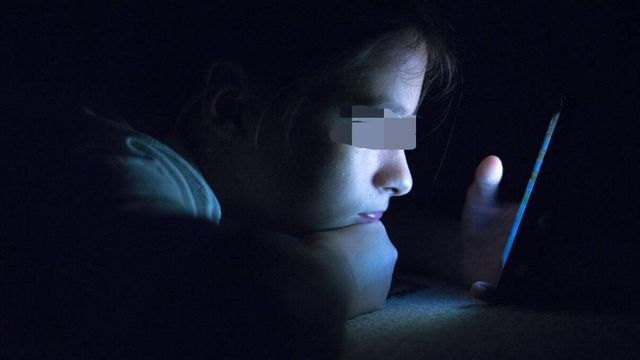 Gli tolgono il cellulare, adolescente finisce in ospedale con crisi d'astinenza