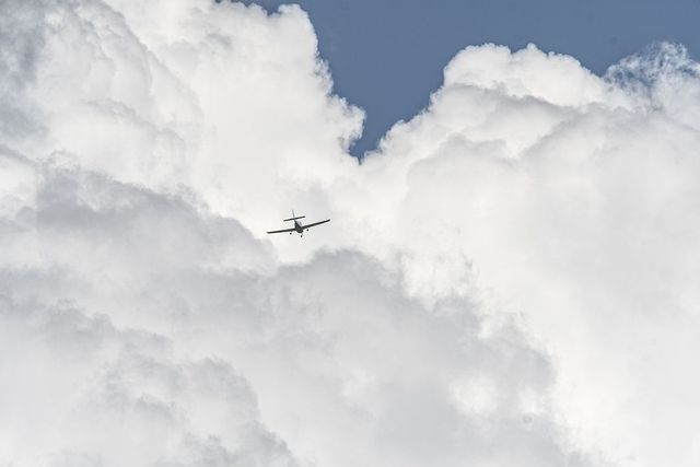 Un avion plin cu români care veneau la Suceava a fost lovit de fulger, imediat după decolare, la Roma