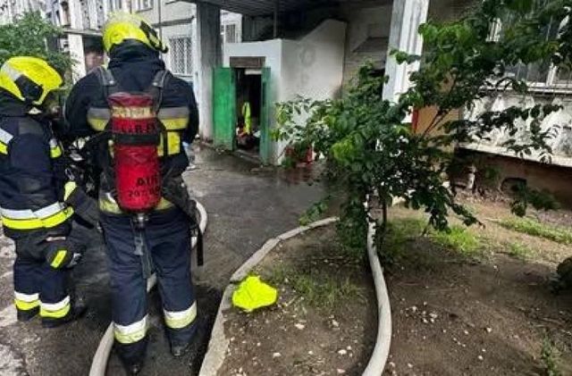 Trei copii au fost evacuați de pompieri în urma unui incendiu izbucnit într-un apartament din capitală