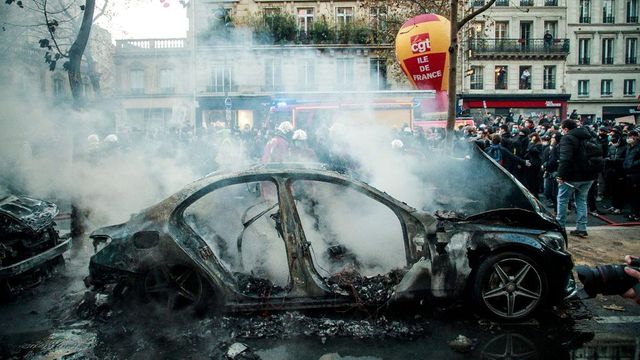Csaknem 100 rendőr sebesült meg a hét végi tüntetéseken Franciaországban