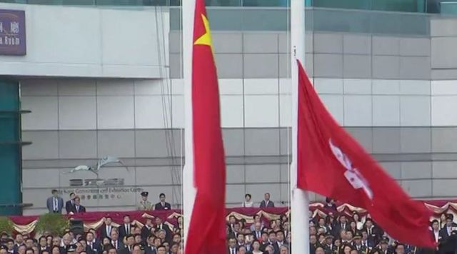 Pechino fa espellere quattro deputati anticinesi di Hong Kong
