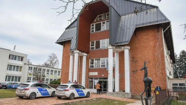Bombariadó volt három dunaújvárosi iskolában