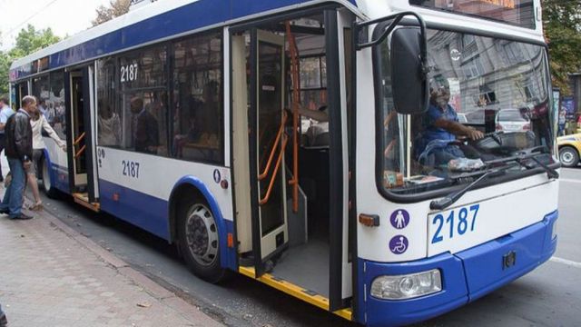Doi părinți și-au uitat fetița în troleibuzul de pe ruta 22 din Chișinău