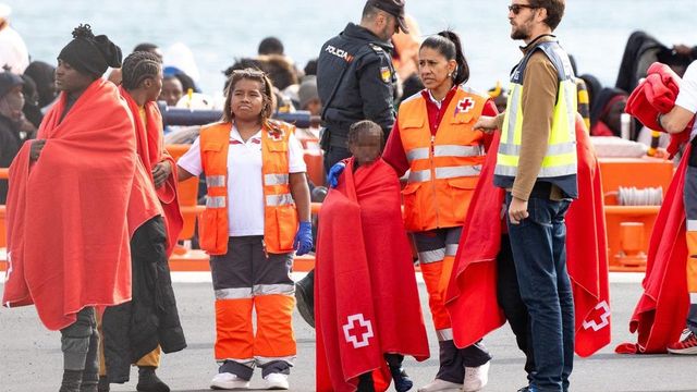 El Gobierno excluye a País Vasco y Cataluña del reparto de menores inmigrantes de Canarias