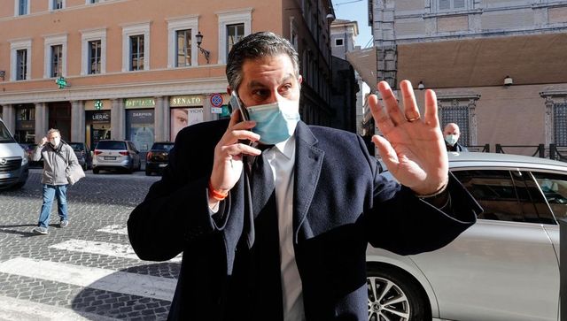 Crisi di governo, il ritorno con Renzi spacca M5s