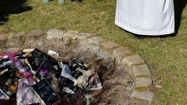 Alarmați de magie, un grup de preoți au ars cărțile din seria „Harry Potter