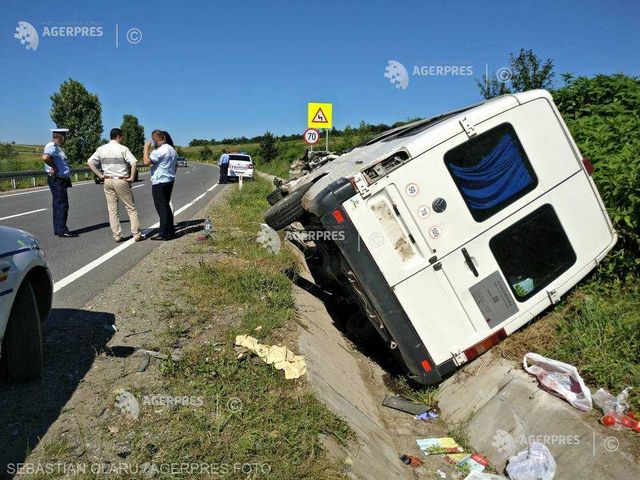 Accident în Harghita: Un microbuz cu 19 călători la bord s-a răsturnat