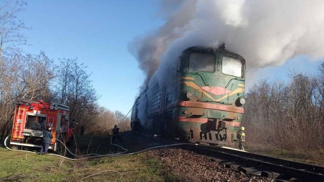 Un tren marfar, care tracta 54 de vagoane cu cereale, a luat foc in Vulcanești