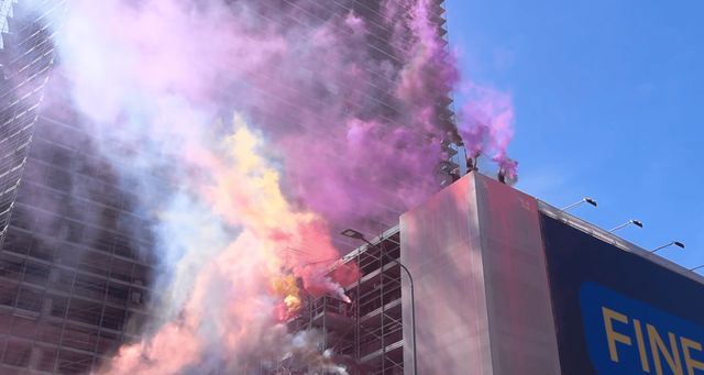 Milano, blitz dei manifestanti nel cantiere del Pirellino