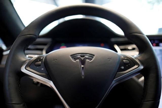Tesla shows off self-driving technology to investors
